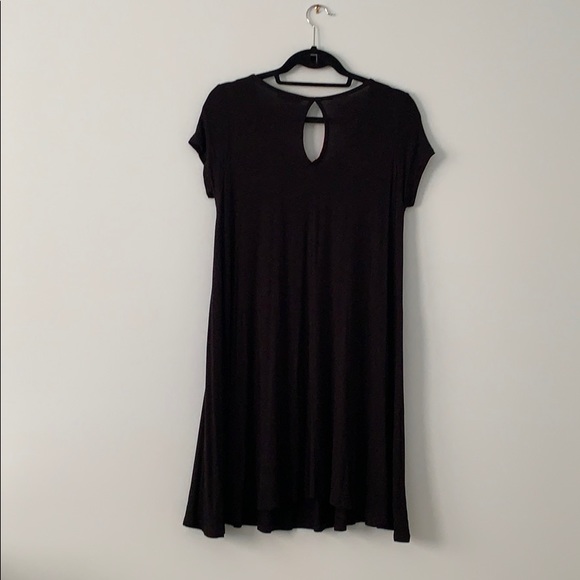 Black tshirt dress with keyhole opening in back - Picture 2 of 3